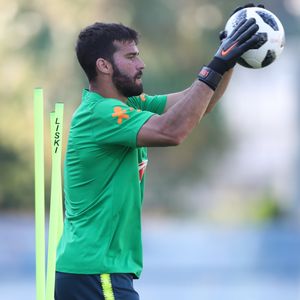 Goleiro da seleção brasileira, Alisson é casado com a média Natália Becker há 3 anos e é pai de Helena, de 1 ano