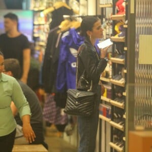 Bruna Marquezine foi fotografada em shopping do Rio na noite desta sexta-feira, 29 de junho de 2018