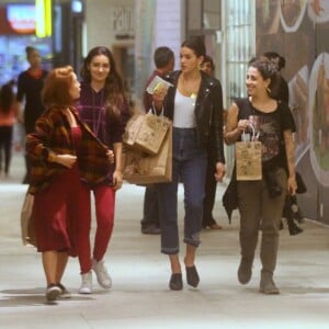 Bruna Marquezine fez compras com amigas em um shopping de São Conrado, Zona Sul do Rio, na noite desta sexta-feira, 29 de junho de 2018