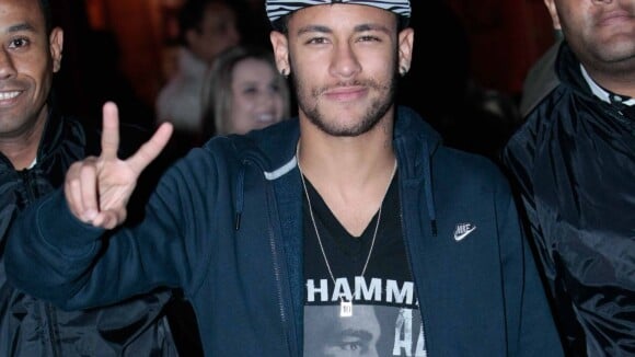 Neymar vai a restaurante sem Bruna Marquezine e se diverte com amigos, em SP