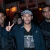 Neymar acena para os fotógrafos com simpatia