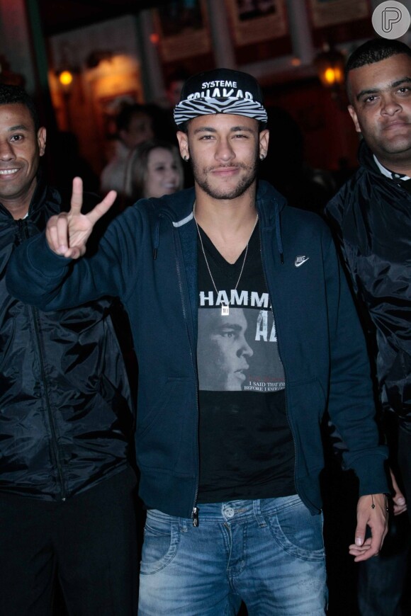 Neymar acena para os fotógrafos com simpatia