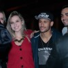 Neymar posa para fotos ao lado de fãs durante o jantar