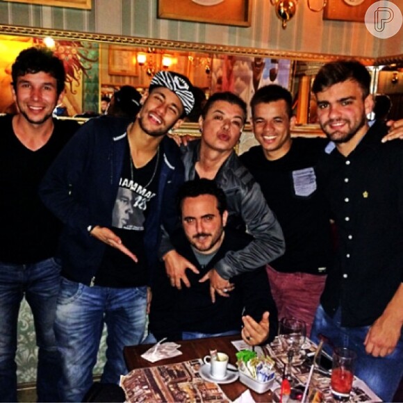 Neymar curte noite com amigos no restaurante Paris 6, em São Paulo