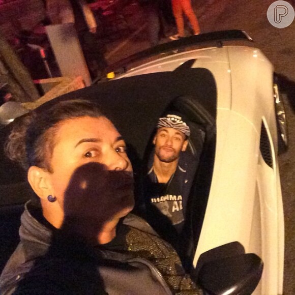 Neymar faz selfie com o promoter David Brazil na saída do restaurante
