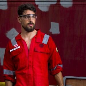 Cauã Reymond estava usando barba para interpretar o Dante, protagonista da série 'Ilha de Ferro'