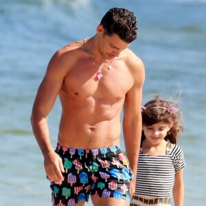 Cauã Reymond contou que é sentimental, especialmente com a filha, Sofia, de seis anos