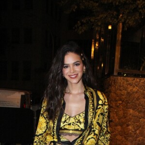 Bruna Marquezine se esbaldou sozinha na pista de dança