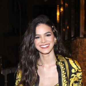 Bruna Marquezine apostou em look Versace para o evento