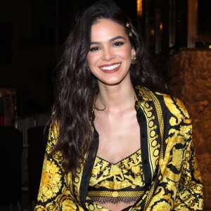 Bruna Marquezine usou look completo Versace para festa de Marina Ruy Barbosa