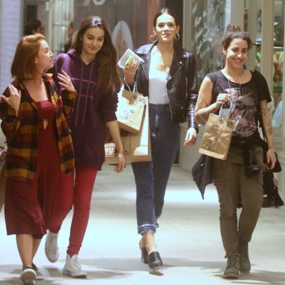 Final de semana agitado: Bruna Marquezine fez passeio com as amigas na sexta-feira, 30 de junho de 2018