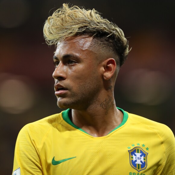 Neymar está prestes a entrar em campo pelo Brasil em uma partida contra o México nas oitavas de final da Copa do Mundo da Rússia, em Samara