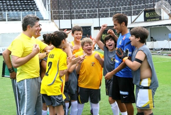 Neymar fez a alegria do elenco durante a gravação de 'Carrossel'