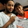 Neymar posa com o rapper Emicida. O craque participou do clipe da música 'Zica, Vai Lá'
