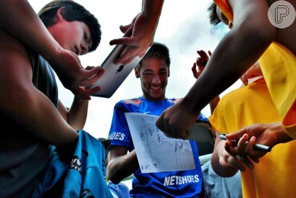 Neymar foi muito simpático e distribuiu autógrafos para todo o elenco de 'Carrossel'