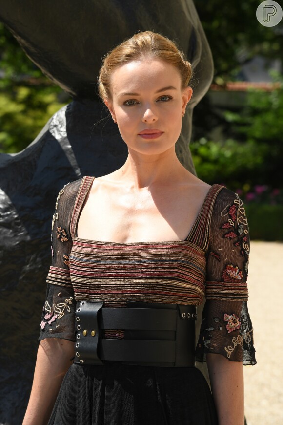 A atriz Kate Bosworth aposta, também, em cinto largo para marcar a cintura no look Dior