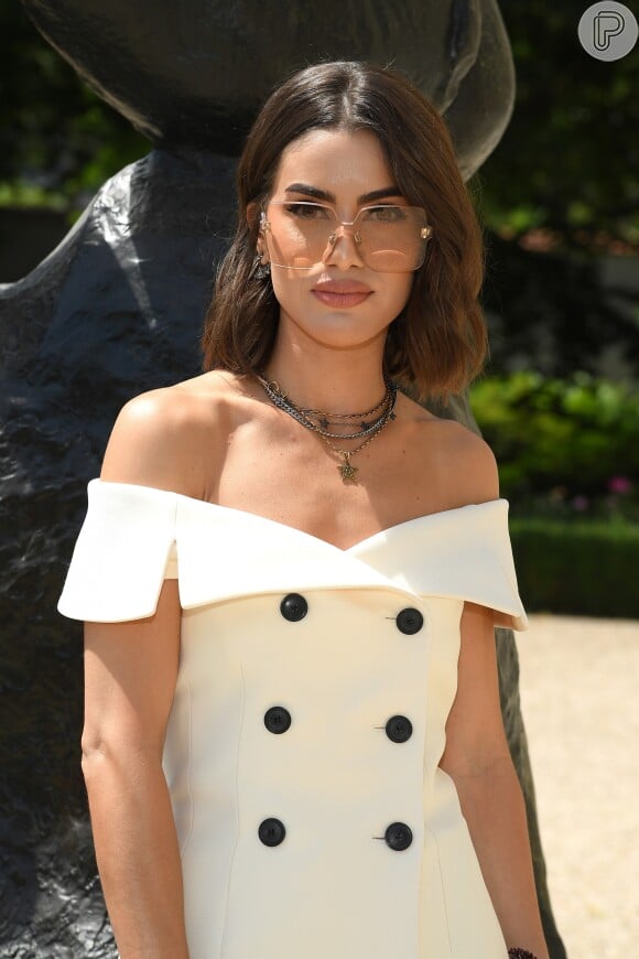 A influencer Camila Coelho investiu no decote ombro a ombro e nos óculos com cara de anos 90 da Dior