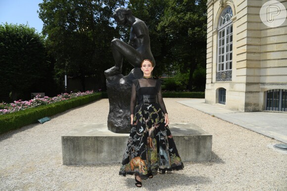 Zoey Deutch aposta em vestido longo Dior para semana de Alta-Costura. O cinto largo marcando a cintura é hit entre as clientes da marca