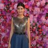 A editora de moda Giovanna Battaglia escolheu top Versace com saia jeans para assistir ao desfile da Schiaparelli
