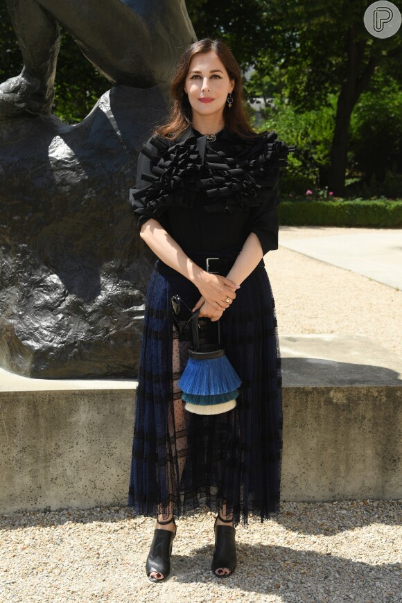 Na plateia da Dior, atriz Amira Casar exibe look com babados e transparência