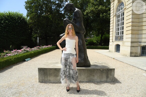 A top russa Natalia Vodianova escolheu tomara que caia e saia com transparência para desfile da Dior