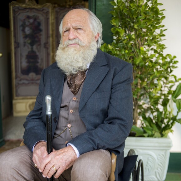 Ao descobrir o noivado de Ema (Agatha Moreira) e Ernesto (Rodrigo Simas), Barão (Ary Fontoura) reprova nos próximos capítulos da novela 'Orgulho e Paixão'