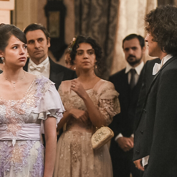 Ema (Agatha Moreira) rompeu o noivado com Edmundo (Nando Rodrigues) obedecendo ordem do pai na novela 'Orgulho e Paixão'