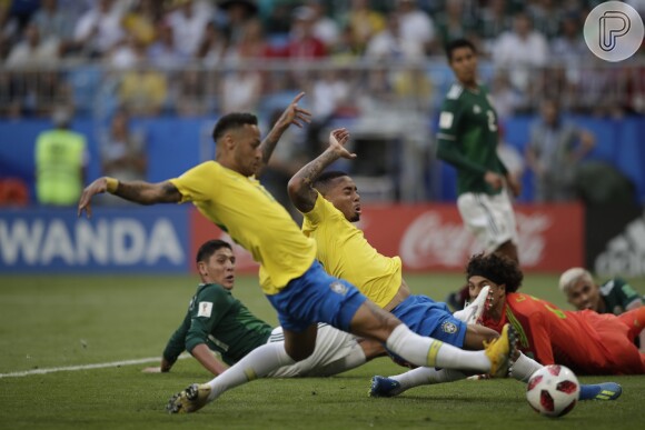 O gol de Neymar, primeiro marcado pelo Brasil na partida contra o México, emocionou Bruna Marquezine