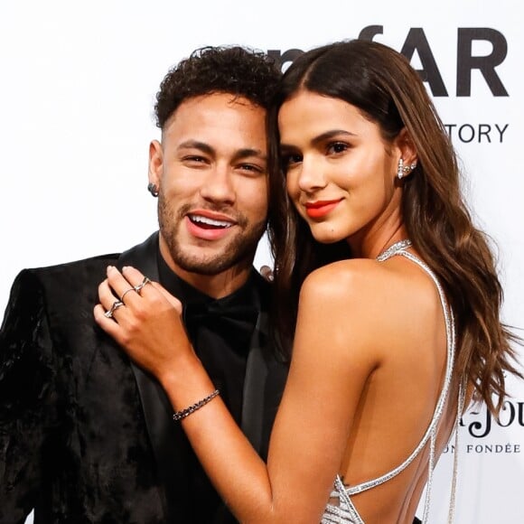 'Você merece. Orgulho que não cabe no peito. Toda honra e toda glória e toda glória para Ele. O inimigo se levanta para cair porque a justiça de Deus não falha', escreveu Bruna Marquezine para o namorado, Neymar, após a vitória do Brasil