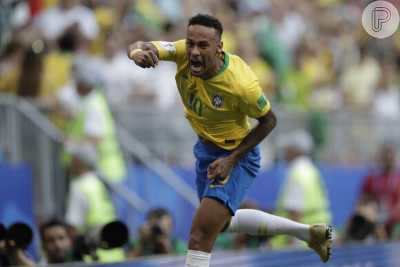 Neymar recebeu apoio após sofrer um pisão do jogador mexicano Miguel Layún