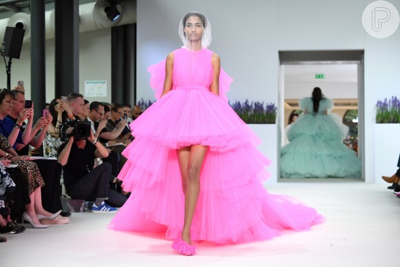 Giambattista Valli apostou no combo completo: vestido de festa rosa choque, em tule volumoso, com saia mullet