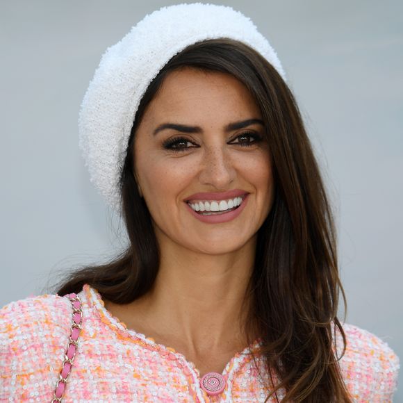 'A atriz vencedora do Oscar Penélope Cruz foi escolhida por Karl Lagerfeld para se tornar a nova embaixadora da Chanel', anunciou a marca nas redes sociais