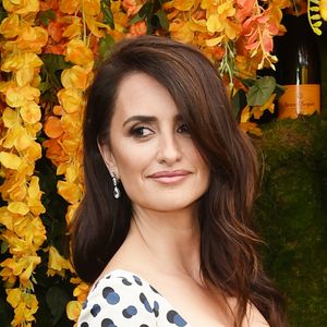 Penélope Cruz também terá uma parceria fashion com a Swaroski: a atriz vai lançar uma linha de joias sustentáveis com a joalheria