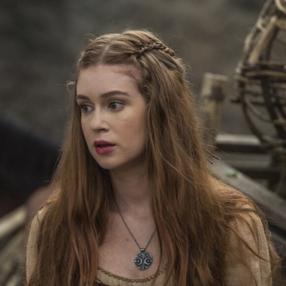 Amália (Marina Ruy Barbosa) vai descobrir que Catarina (Bruna Marquezine) e Brice (Bia Arantes) são mãe e filha na reta final da novela 'Deus Salve o Rei'