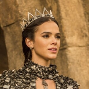 Catarina (Bruna Marquezine) se revolta ao descobrir ser filha de Brice (Bia Arantes) na reta final da novela 'Deus Salve o Rei': 'Eu não sei porque você está inventando tudo isso e nem quero saber. Vá embora!'