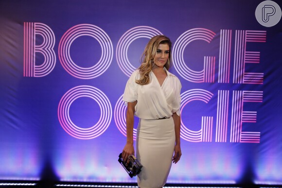 Deborah Secco exibe silhueta perfeita durante coletiva de imprensa da novela 'Boogie Oogie'