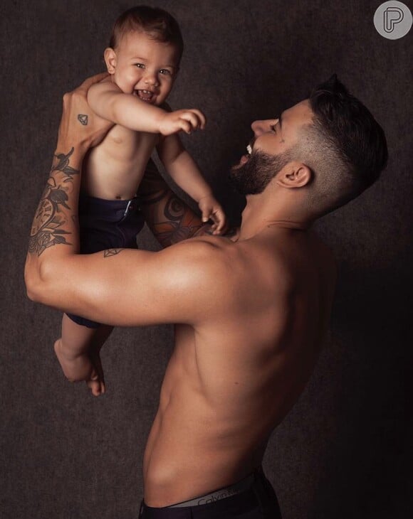 Gusttavo Lima posou com filho, Gabriel, de 1 ano, em ensaio