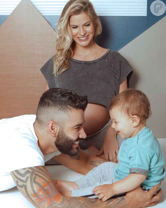 Andressa Suita exibiu barriga de gravidez em ensaio com Gusttavo Lima e filho, Gabriel