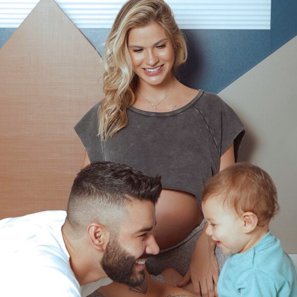 Andressa Suita exibiu barriga de gravidez em ensaio com Gusttavo Lima e filho, Gabriel