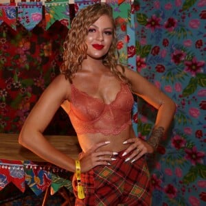 Luísa Sonza dispensa dietas e entrega vício culinário: 'Sou viciada em massa e linguiça. Não largo a minha comida. Eu vou uma vez por mês na academia e quando volto como macarrão com linguiça'