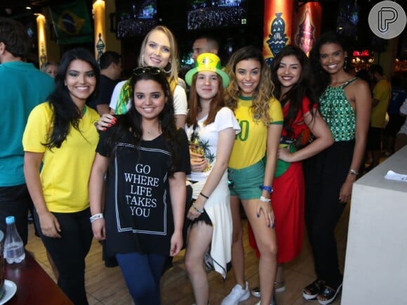 Aline Dias e mais atrizes torceram pelo Brasil na Copa do Mundo na Rússia nesta sexta-feira, 6 de julho de 2018