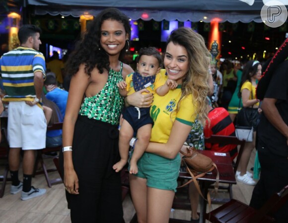 Aline Dias posou para fotos com filho, Bernardo, e atriz Talita Younan nesta sexta-feira, 6 de julho de 2018