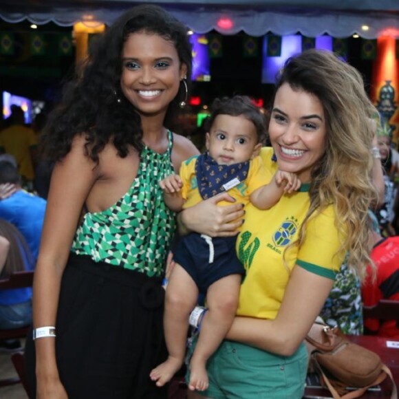 Aline Dias posou para fotos com filho, Bernardo, e atriz Talita Younan nesta sexta-feira, 6 de julho de 2018