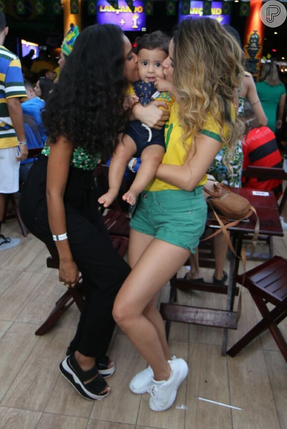 Aline Dias levou filho para assistir ao jogo Brasil na Copa do Mundo na Rússia nesta sexta-feira, 6 de julho de 2018