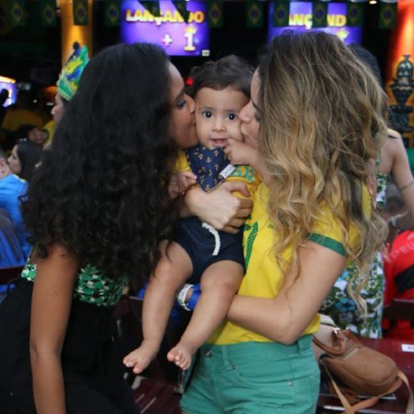 Aline Dias levou filho para assistir ao jogo Brasil na Copa do Mundo na Rússia nesta sexta-feira, 6 de julho de 2018