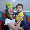 Jeniffer Oliveira posou com filho de Aline Dias no colo no restaurante Coco Mambo no Recreio, Zona Oeste do Rio 