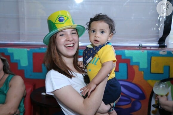 Jeniffer Oliveira posou com filho de Aline Dias no colo no restaurante Coco Mambo no Recreio, Zona Oeste do Rio 
