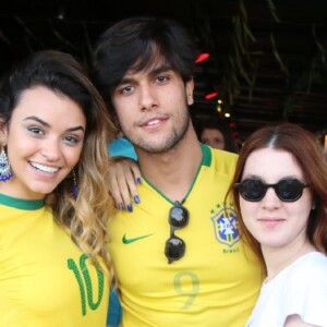Fábio Scalon e namorada, Talita Younan, assistiram jogo do Brasil no restaurante Coco Mambo no Recreio, Zona Oeste do Rio