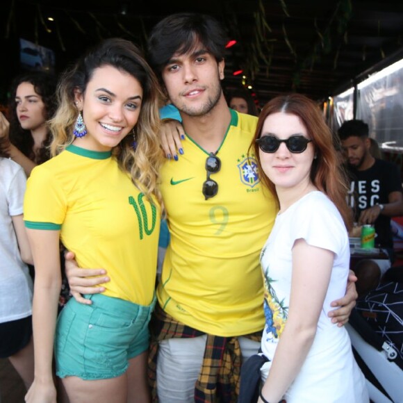 Fábio Scalon e namorada, Talita Younan, assistiram jogo do Brasil no restaurante Coco Mambo no Recreio, Zona Oeste do Rio