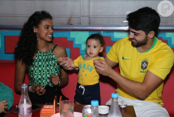 Aline Dias assistiu ao jogo da seleção brasileira no restaurante caribenho Coco Mambo acompanhada do marido e do filho nesta sexta-feira, 6 de julho de 2018